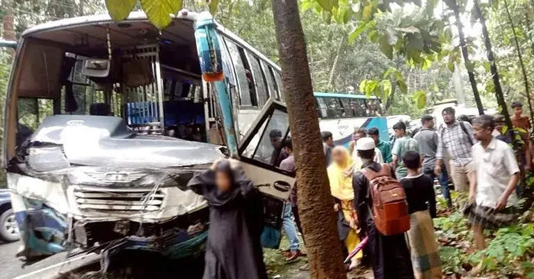 দুর্ঘটনায় ক্ষতিগ্রস্ত বাস